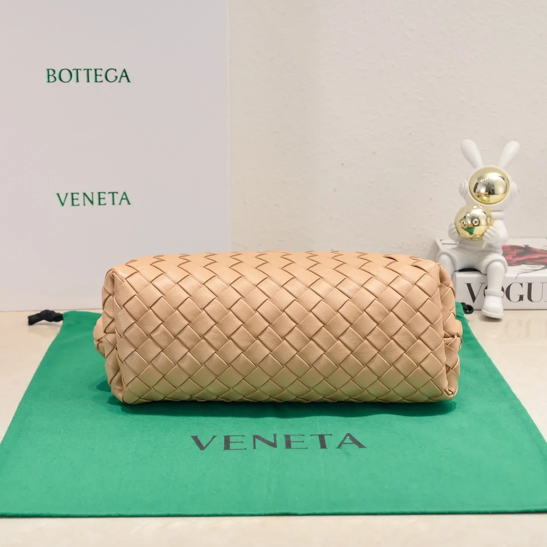 Batch 2260 Bitters Venetia 2024 summer series brings Lauren 1980 handbags back to the public eye. The design of the bag is inspired by ancient Roman architecture. It uses the brand's iconic Intrecciato lambskin woven bag body with a hard frame. No logo can be seen on the whole bag. It is equipped with a leather woven metal chain. When using it as a clutch, just put the chain directly in the bag ~ showing an elegant and timeless style. Decades later, when Lauren Hutton once again walked on the Bottega Venetia spring and summer show with this bag, the charm of the year still remains intact despite the passage of time. Size: 31.5*16.5*11 Style number: 5807#